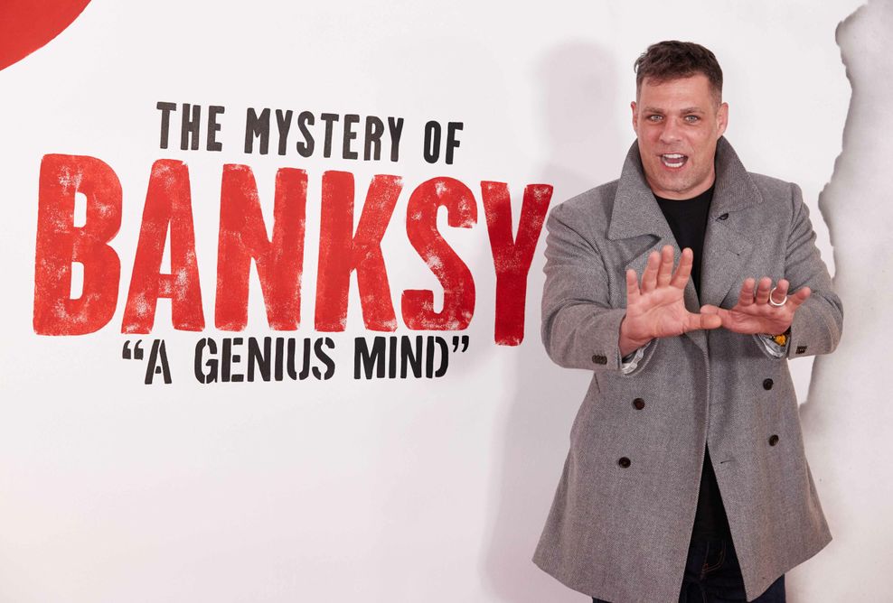 Carsten Spengemann, Schauspieler, steht auf dem Roten Teppich zur Eröffnung der Ausstellung „The Mystery of Banksy – A Genius Mind“ in der ehemaligen Galeria Kaufhof.
