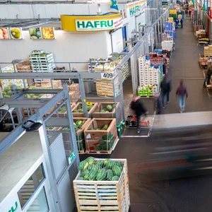 Zahlreiche Händler sind am frühen Morgen auf dem Hamburger Großmarkt unterwegs.