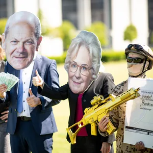 Auch ein Protest vor dem Bundestag konnte nichts mehr ändern: Das Sondervermögen Bundeswehr ist im Parlament angenommen worden.