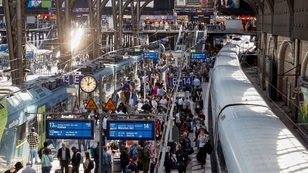 Zum Start des Pfingstwochenendes wurden die Züge am Hamburger Hauptbahnhof voll.