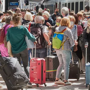 Seit Einführung des Neun-Euro-Tickets wird es am Hamburger Hauptbahnhof oft noch voller als sonst.