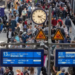 Start in das lange Pfingstwochenende: Am Hamburger Hauptbahnhof war es am Freitag teils proppenvoll.
