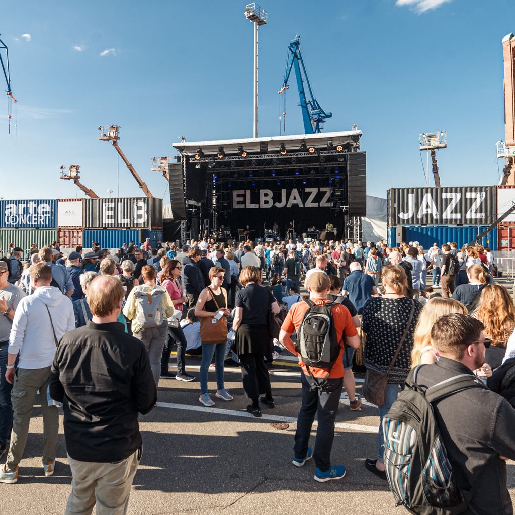 Besucher genießen die Musik vor der Hauptbühne des Elbjazz-Festivals auf dem Gelände der Werft Blohm+Voss.