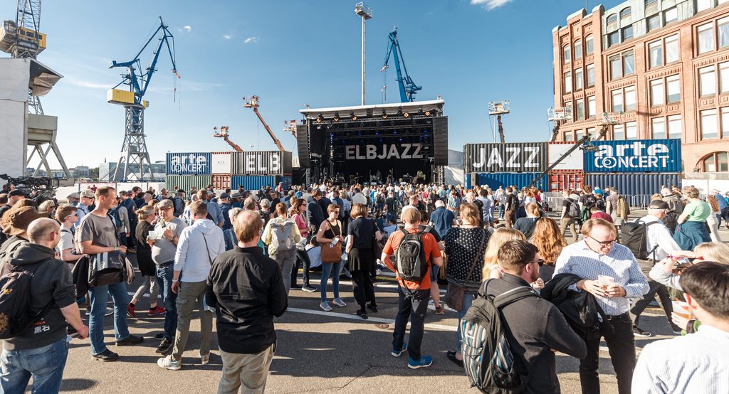 Besucher genießen die Musik vor der Hauptbühne des Elbjazz-Festivals auf dem Gelände der Werft Blohm+Voss.