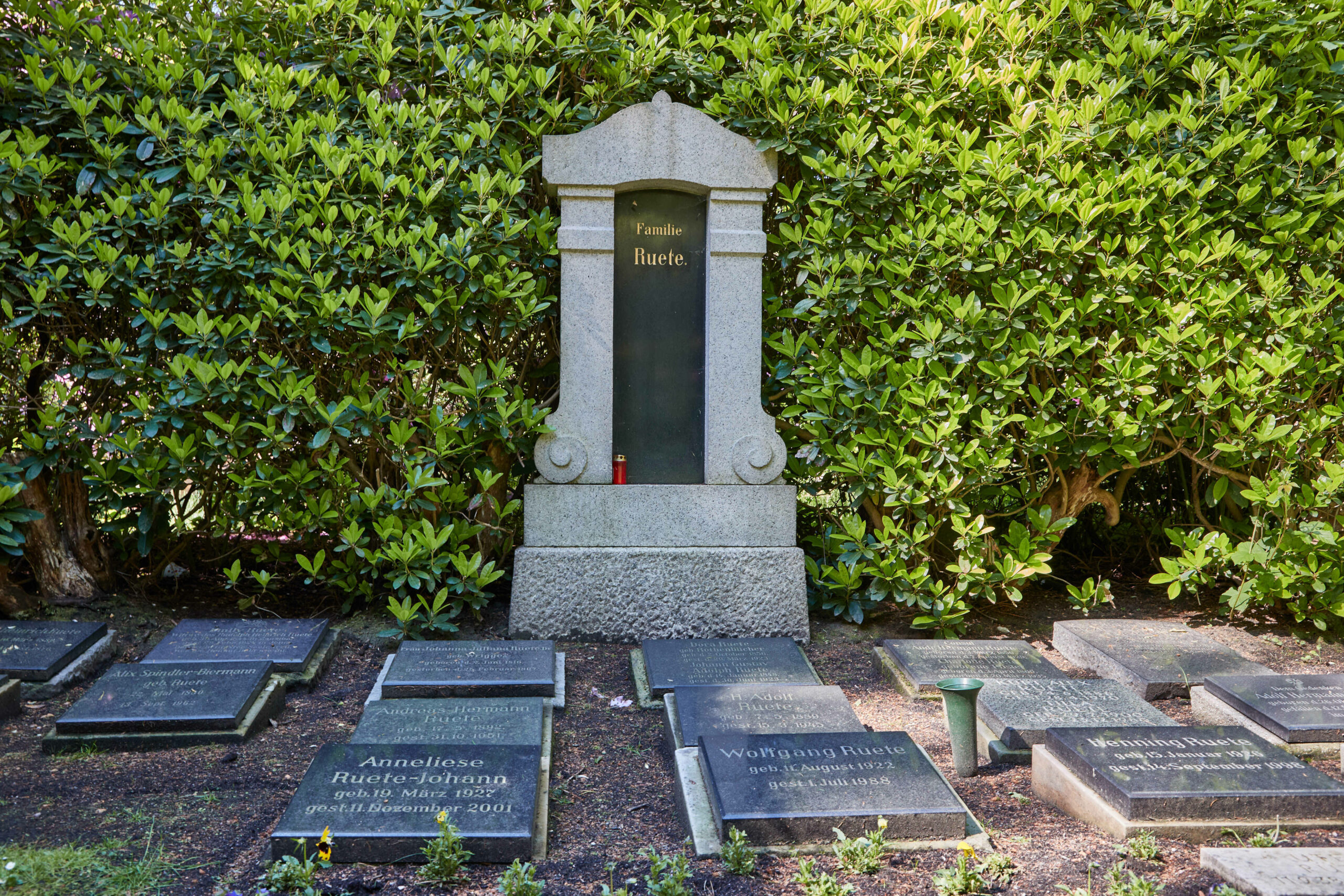 Blick auf das Familiengrab der Familie Ruete auf dem Ohlsdorfer Friedhof.