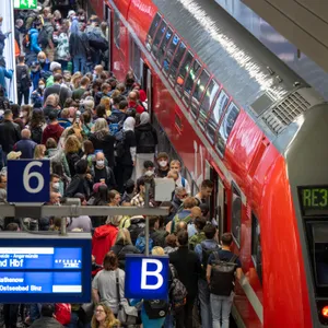 Menschen am Bahnsteig