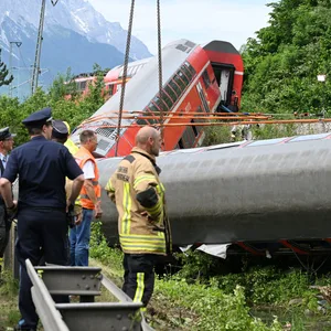 Immer noch sind zahlreiche Einsatz- und Rettungskräfte nach dem schweren Zugunglück nahe Garmisch-Partenkirchen im Einsatz.