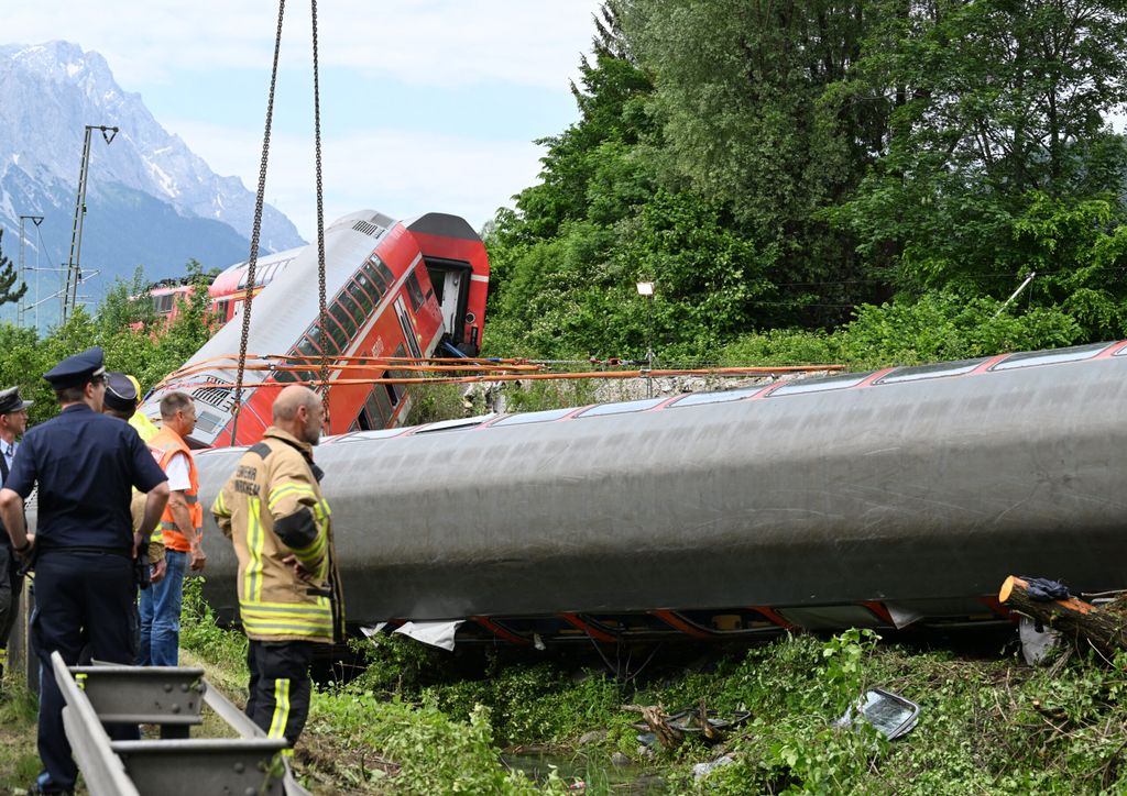 Auch am zweiten Tag sind zahlreiche Einsatz- und Rettungskräfte nach einem schweren Zugunglück im Einsatz.