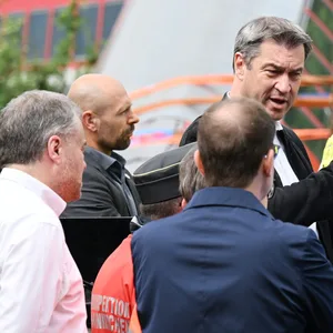 Der bayerische Ministerpräsident Markus Söder (CSU - M) besucht nach einem schweren Zugunglück den Unglücksort.