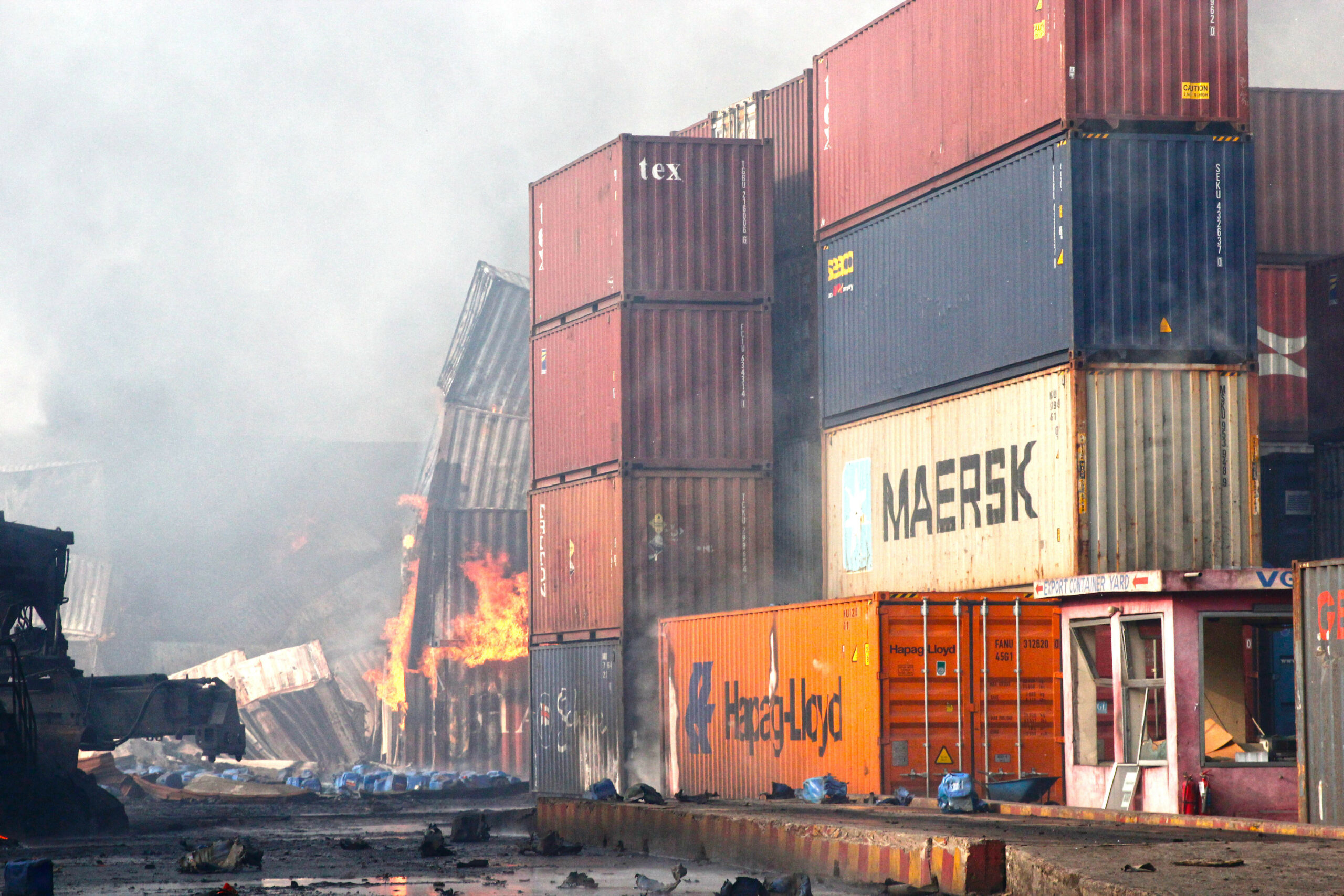 In dem Container-Depot in Bangladesch brach am Wochenende ein Großfeuer aus.