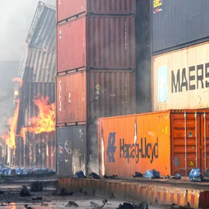In dem Container-Depot in Bangladesch brach am Wochenende ein Großfeuer aus.