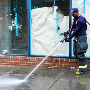 Ein Feuerwehrmann aus Philadelphia spült am Tatort den Fußweg ab.