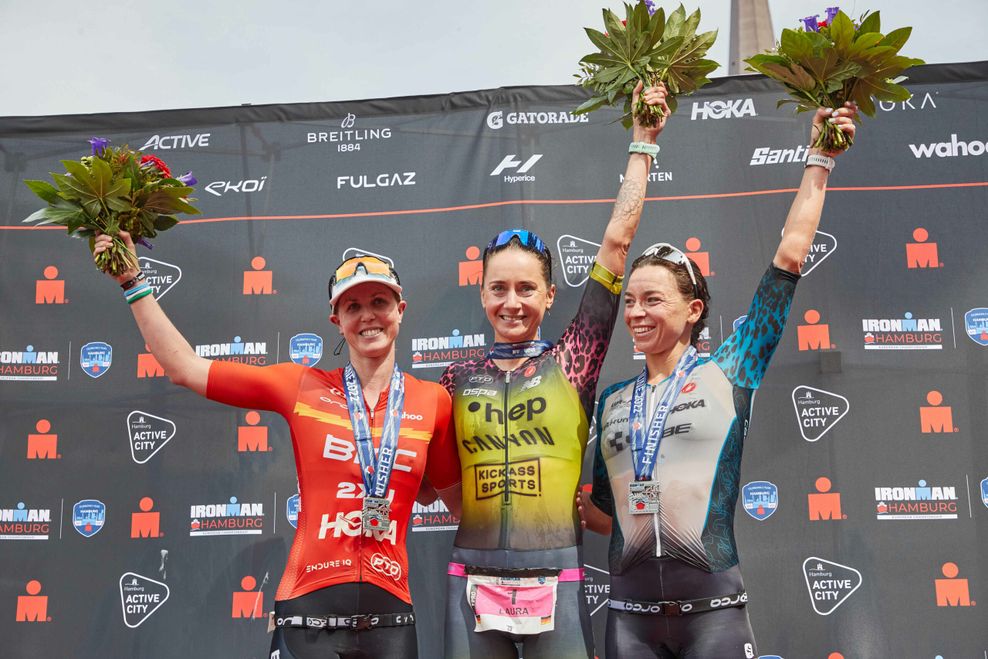 Chelsea Sodaro (l-r), USA, Laura Philipp, Deutschland, und Manon Genet, Frankreich auf dem Siegerpodest.