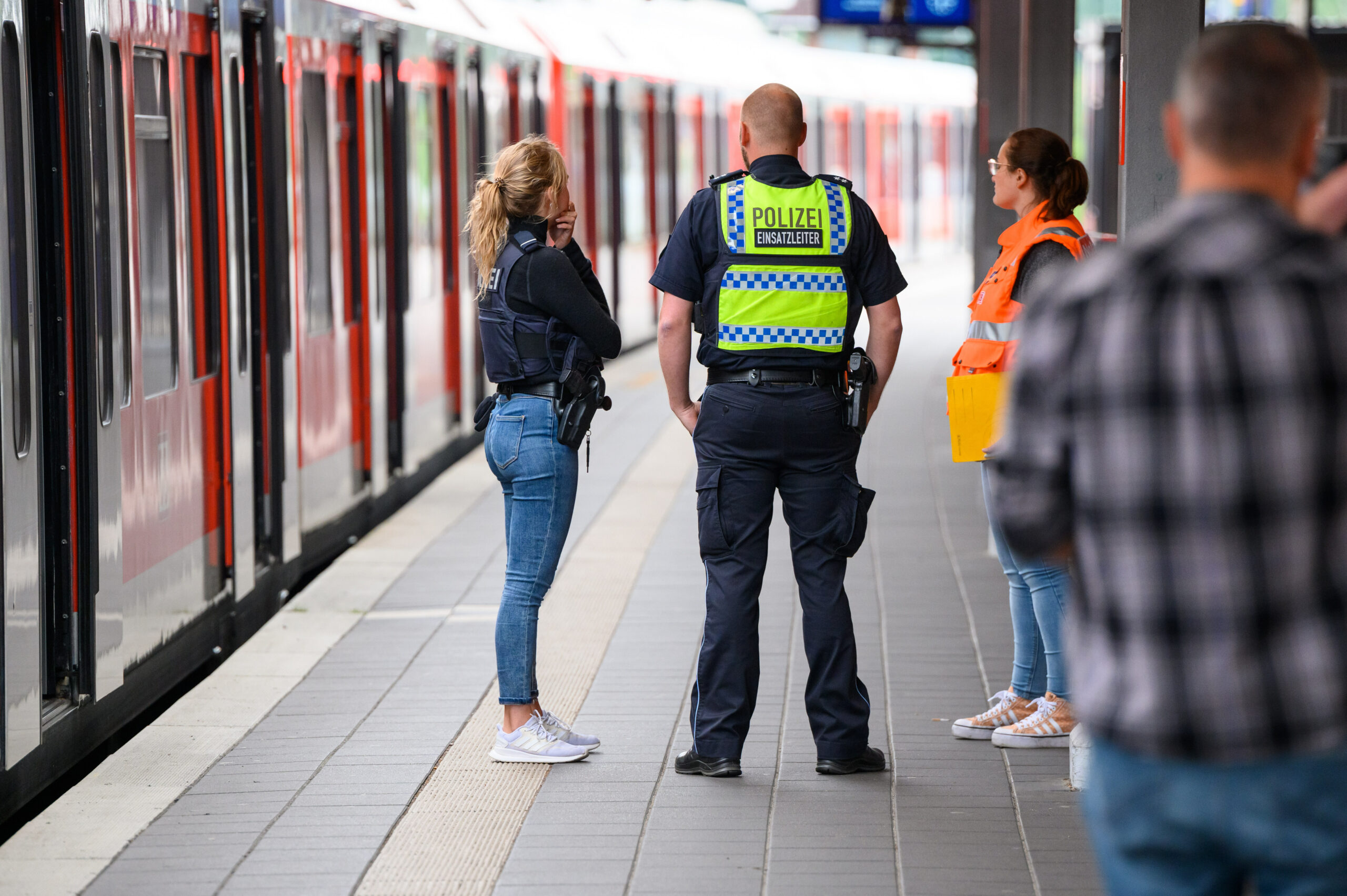 Polizisten am Tatort in Hamburg-Ohlsdorf.