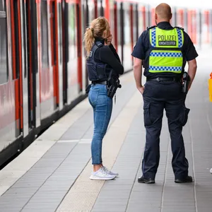 Polizisten am Tatort in Hamburg-Ohlsdorf.