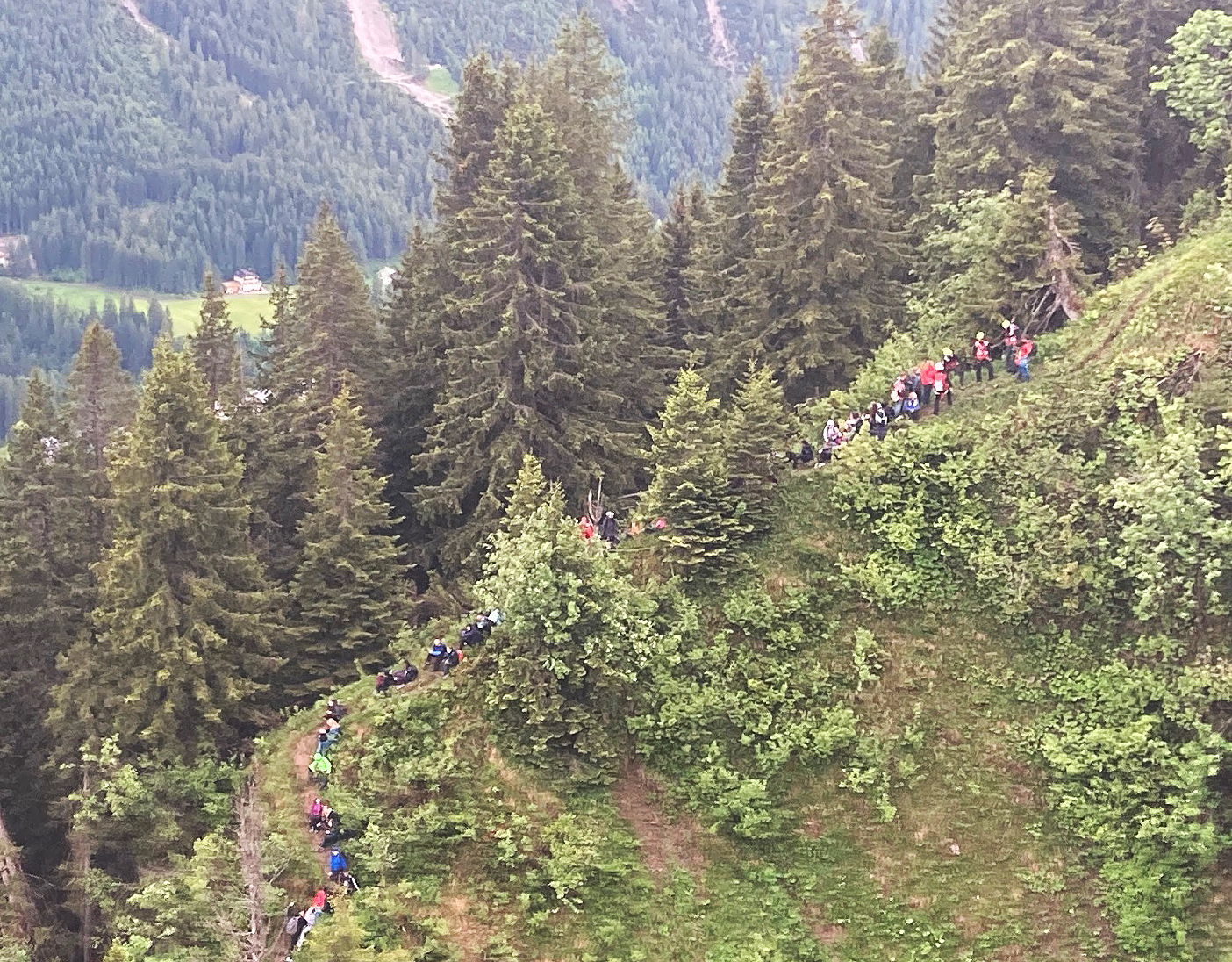 Das Luftbild zeigt die mehr als 100 deutschen Schüler und Lehrer, die in Österreich in Bergnot geraten waren.