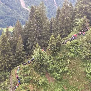 Das Luftbild zeigt die mehr als 100 deutschen Schüler und Lehrer, die in Österreich in Bergnot geraten waren.
