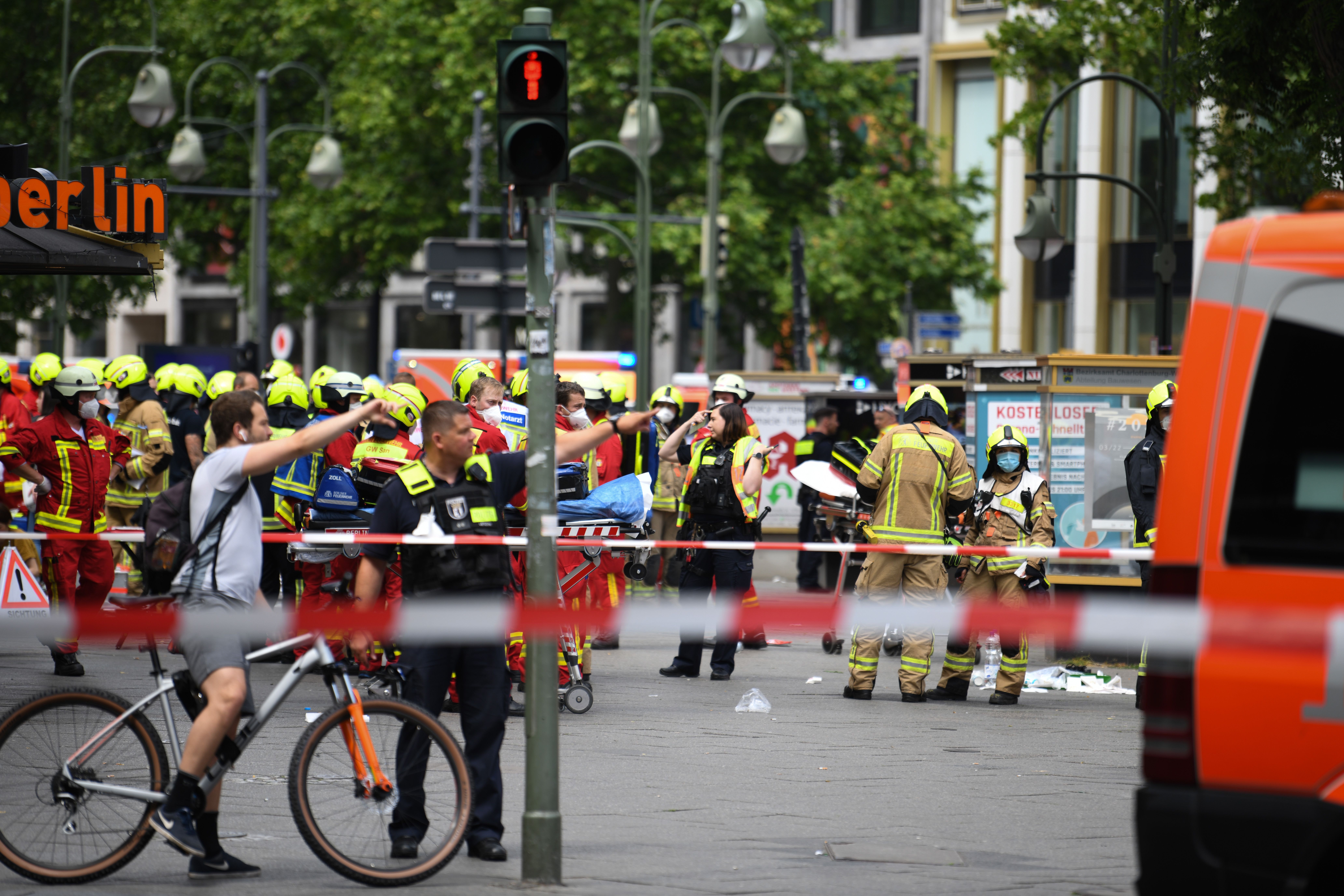 Einsatzkräfte stehen nach dem Zwischenfall auf der abgesperrten Straße in Berlin.