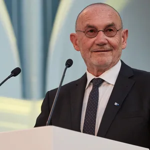 Norbert Aust, Präses der Handelskammer Hamburg, sieht in der Energiewende eine Chance für die maritime Wirtschaft. (Archivbild)