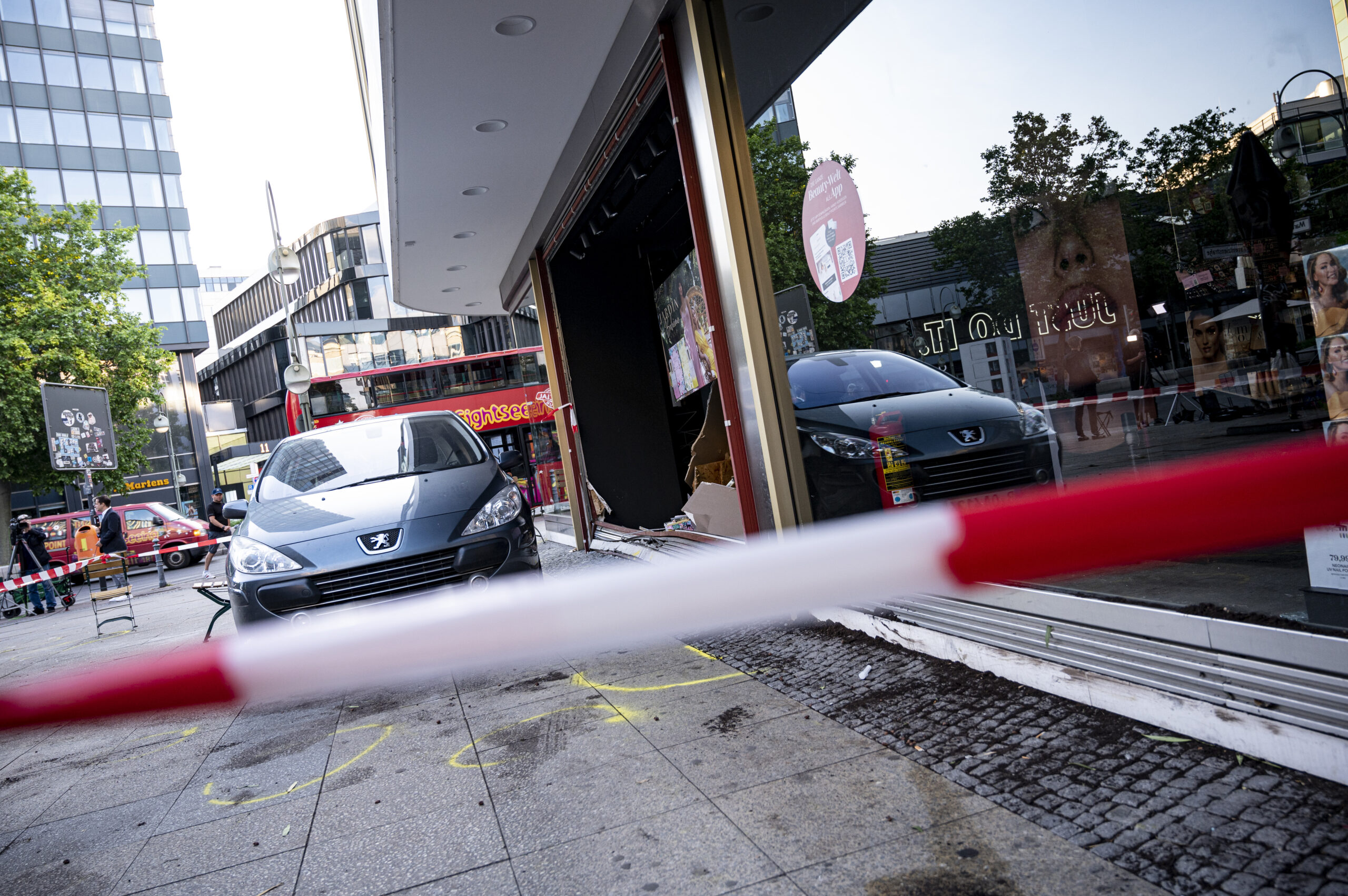 Auto fährt in Berlin in Menschenmenge