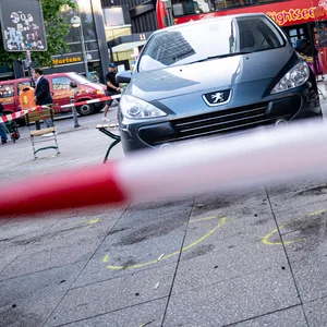 Auto fährt in Berlin in Menschenmenge