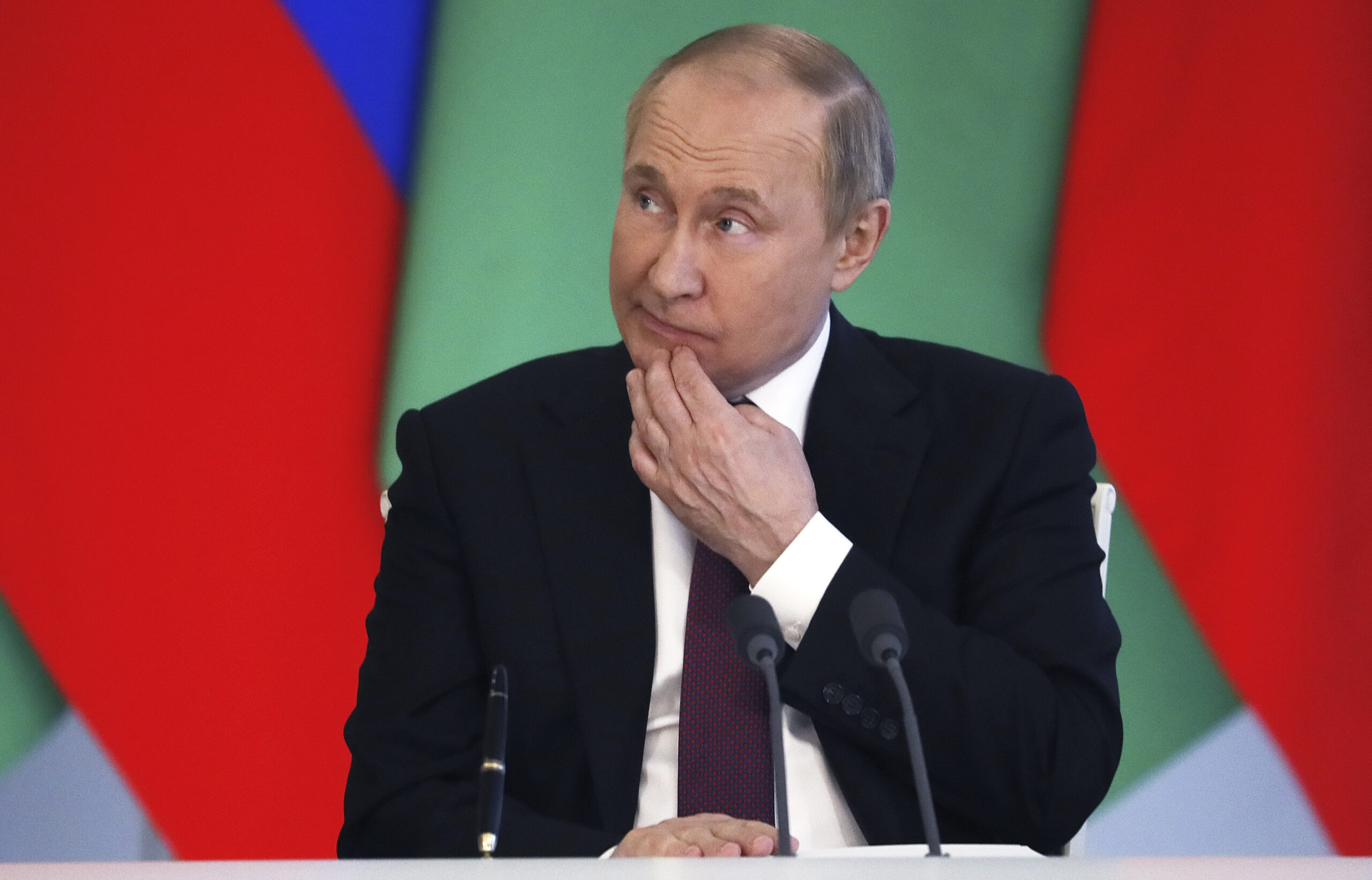 Wladimir Putin, Präsident von Russland, kratzt sich am Kinn