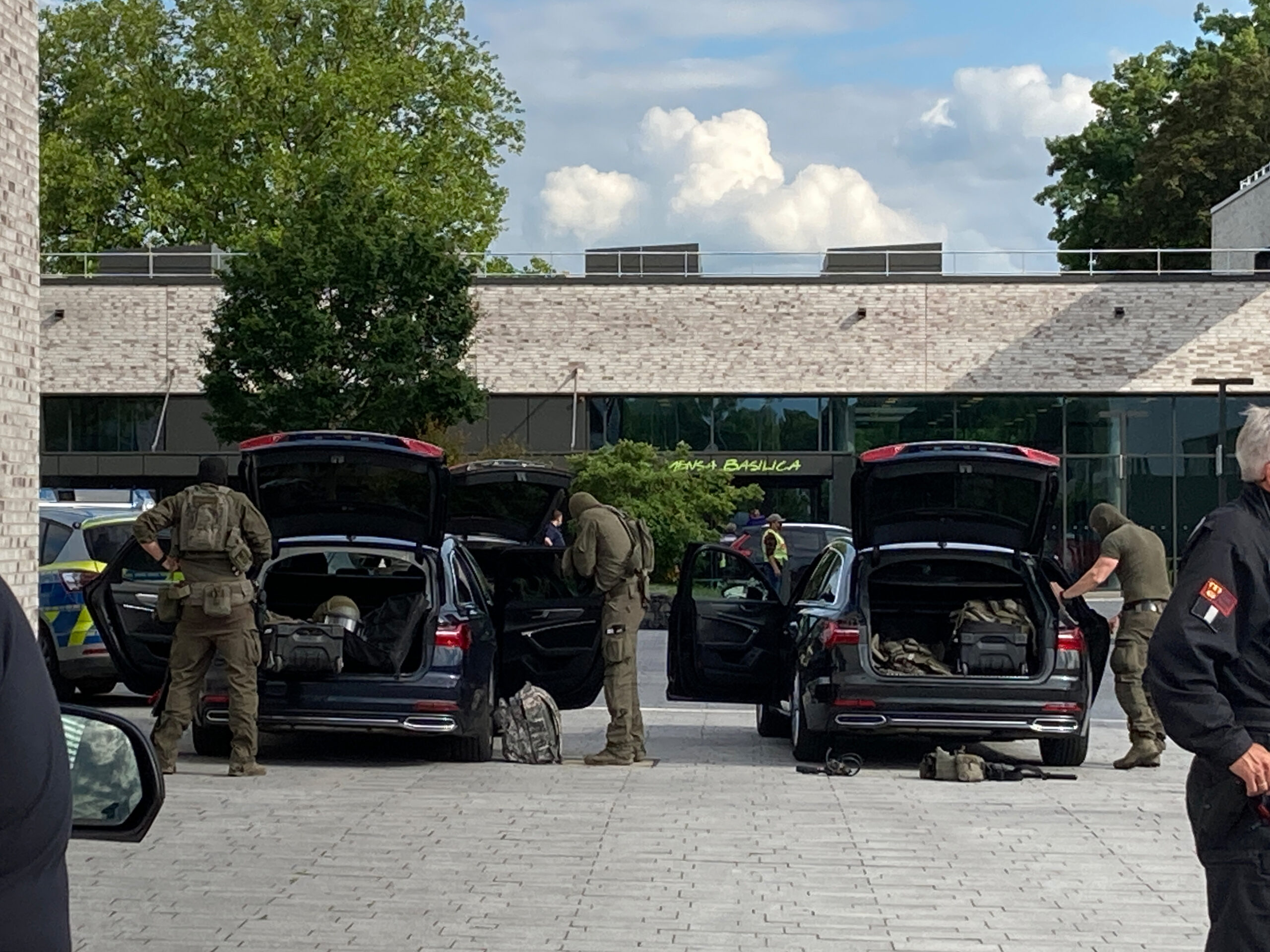 Spezialkräfte der Polizei sind auf dem Gelände der Hochschule Hamm-Lippstadt im Einsatz.