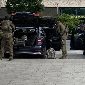 Spezialkräfte der Polizei sind auf dem Gelände der Hochschule Hamm-Lippstadt im Einsatz.