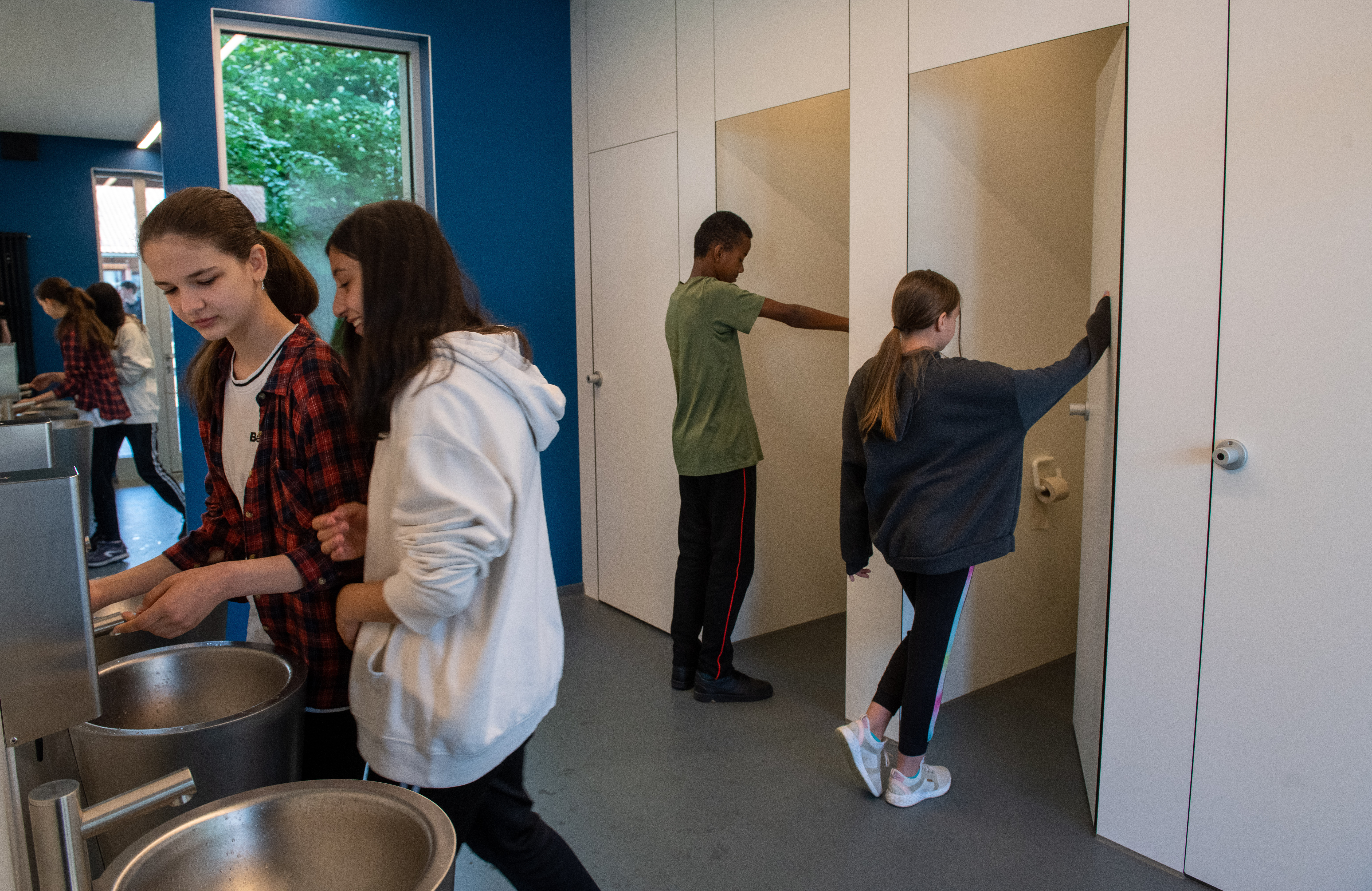 Mädchen und Jungs nutzen an der Sägefeldschule die gleichen Toiletten: Sehen so bald Schulklos überall in Deutschland aus?