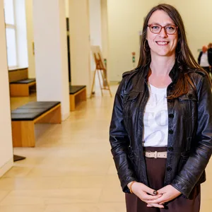 Anna Langsch (Grünen), Abgeordnete ihrer Partei im schleswig-holsteinischen Landtag, steht im Foyer des Landeshauses.