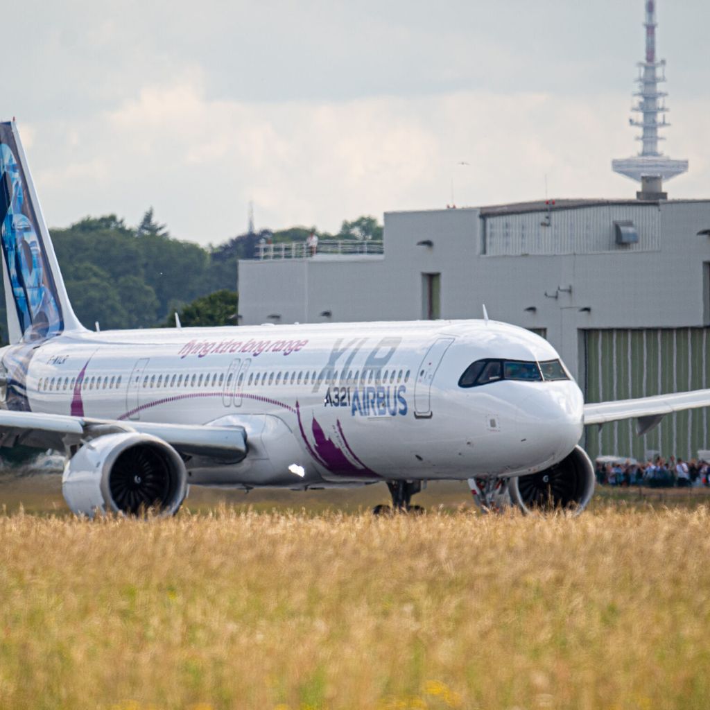 Das Flugzeug steht für einen Testflug auf der Startbahn in Hamburg-Finkenwerder.