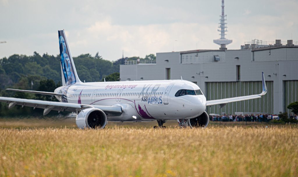 Das Flugzeug steht für einen Testflug auf der Startbahn in Hamburg-Finkenwerder.