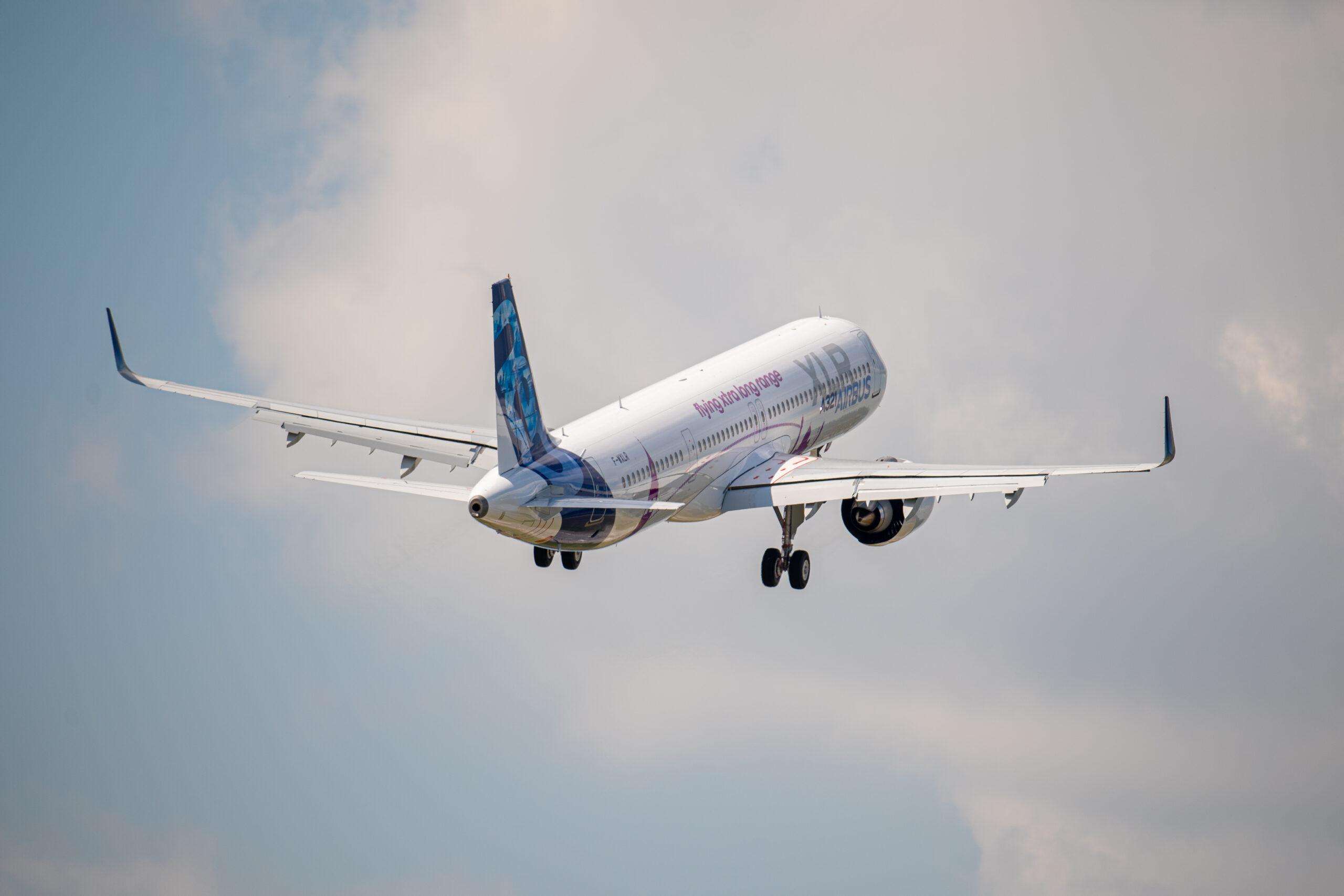 Testflug in Finkenwerder: Der kleine Airbus A321XLR soll bis zu 8700 Kilometer zurücklegen können.