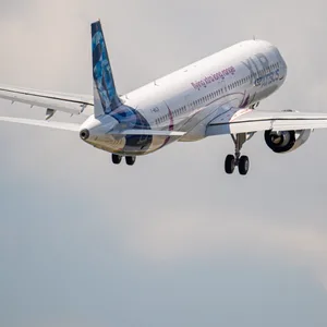 Testflug in Finkenwerder: Der kleine Airbus A321XLR soll bis zu 8700 Kilometer zurücklegen können.