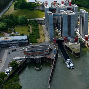 Eine Drohnenaufnahme zeigt das Schiffshebewerk Scharnebeck bei Lüneburg.