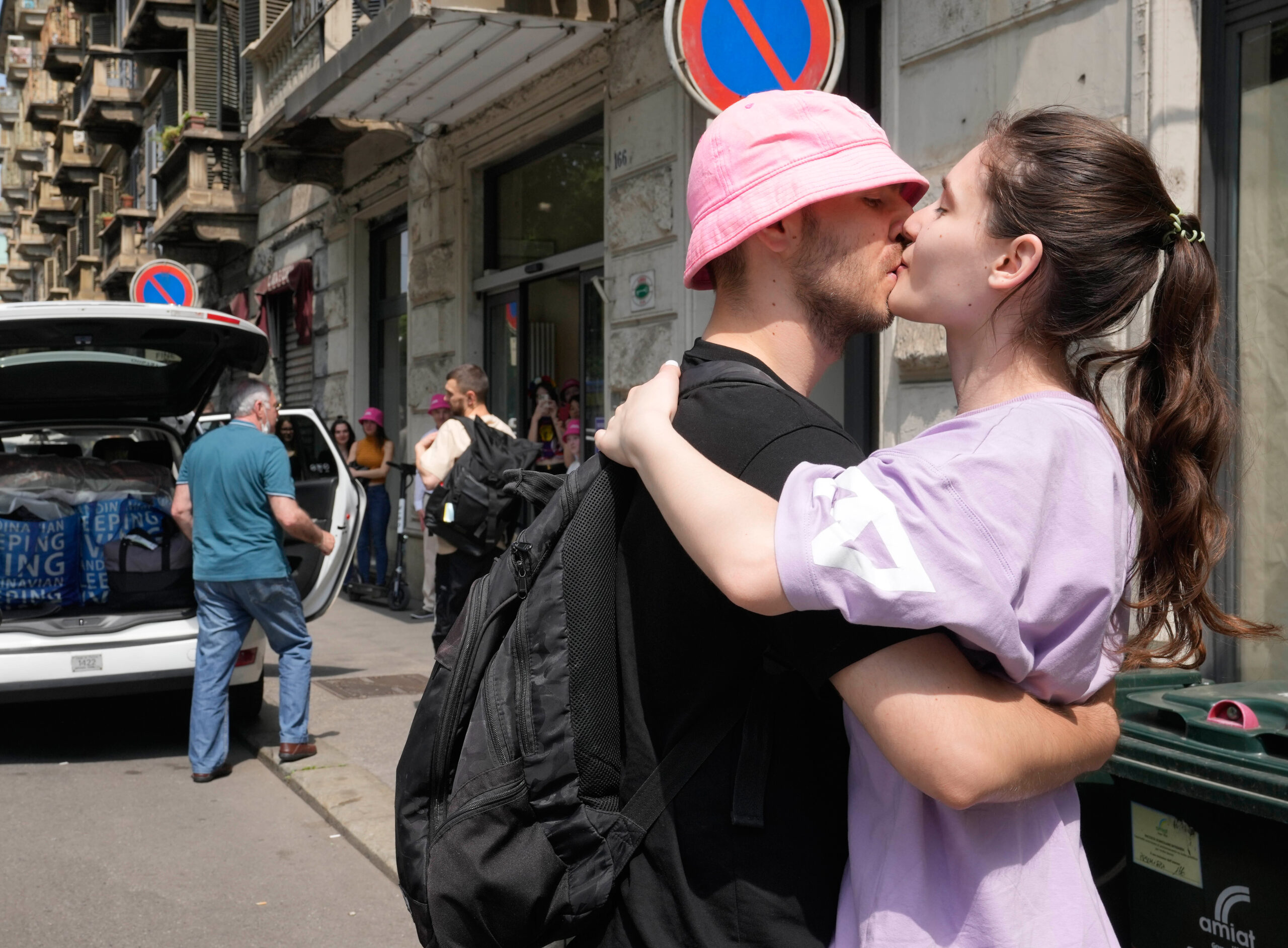 Oleh Psiuk küsst seine Freundin Oleksandra