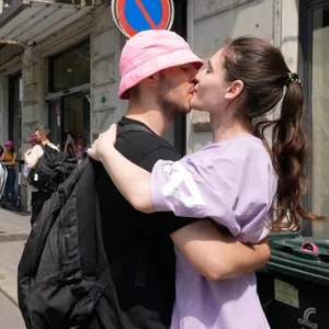 Oleh Psiuk küsst seine Freundin Oleksandra