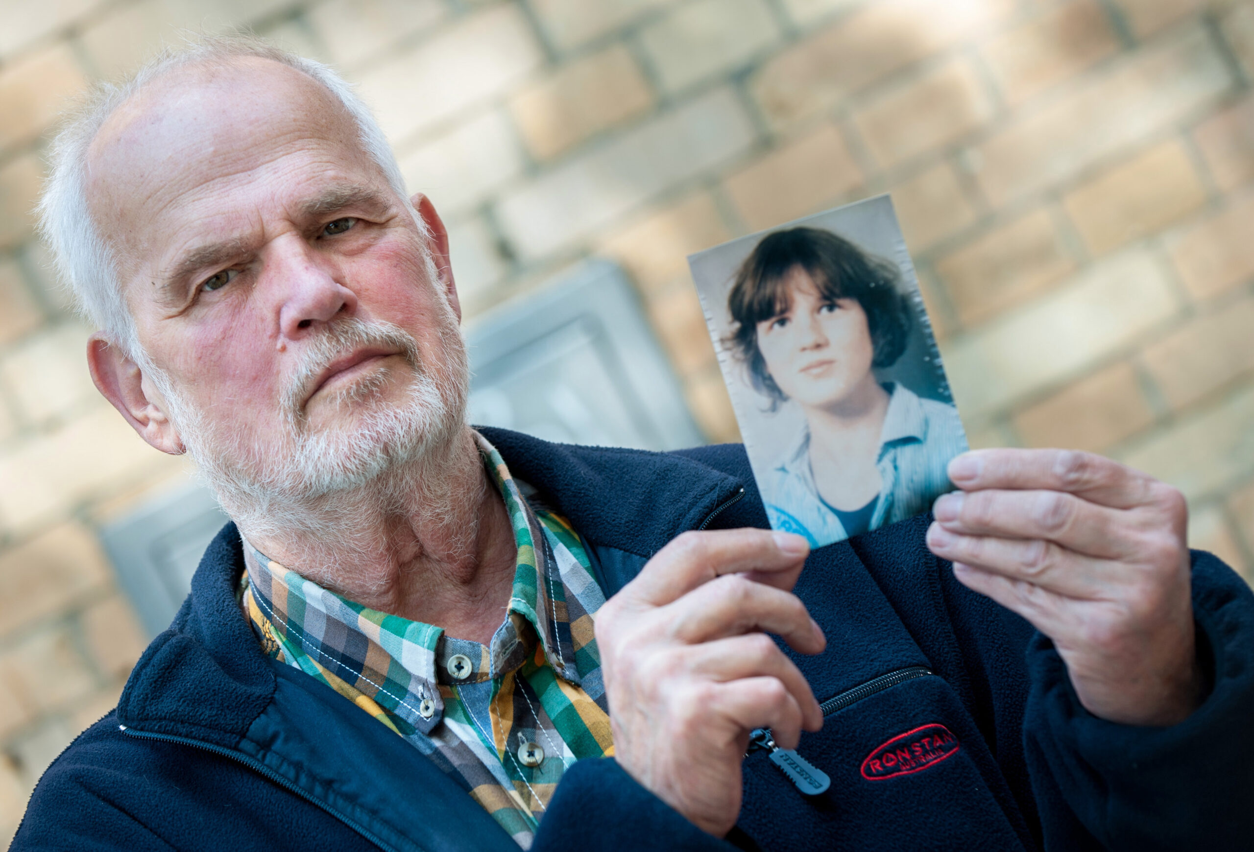 Hans von Möhlmann hält ein Foto seiner 1981 ermordeten Tochter Frederike in den Händen. Kurz vor dem geplanten neuen Prozess verstarb er Ende Juli 2022.
