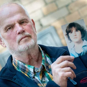 Hans von Möhlmann hält ein Foto seiner 1981 ermordeten Tochter Frederike in den Händen. Kurz vor dem geplanten neuen Prozess verstarb er Ende Juli 2022.