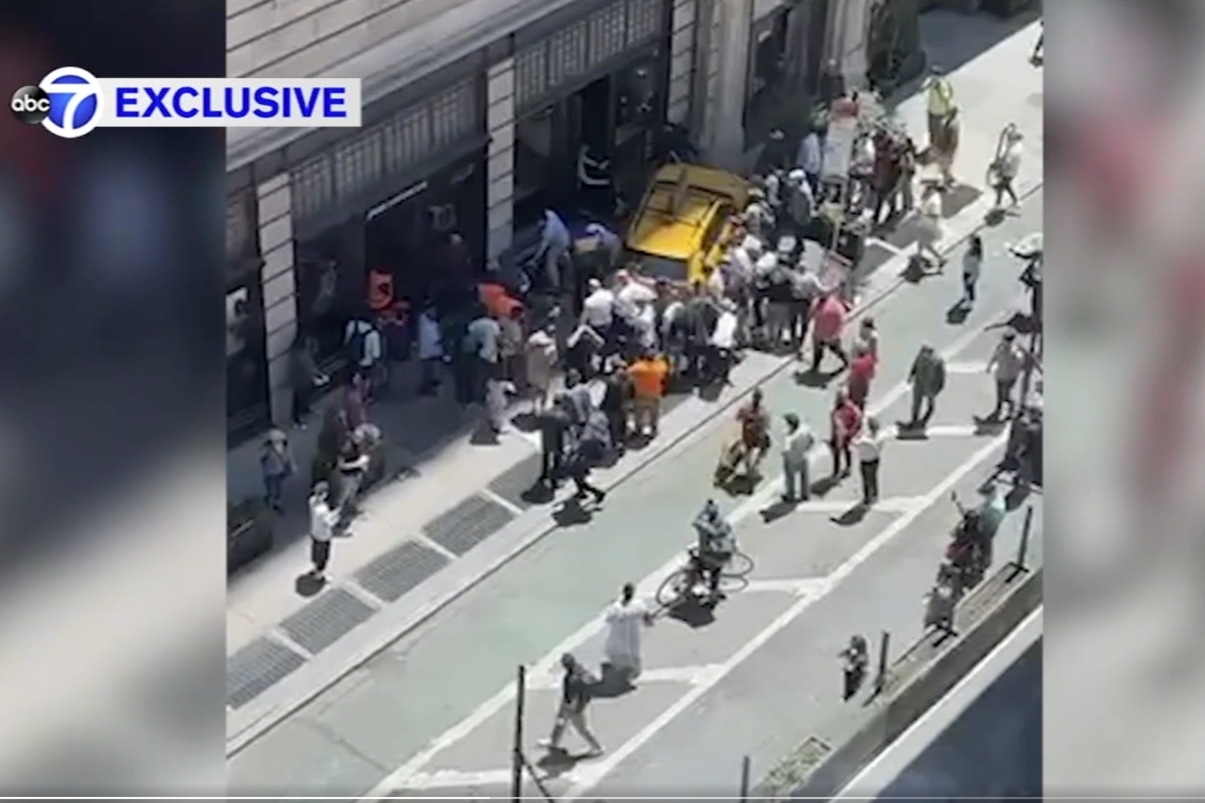 Menschen helfen Fußgängern, die in New York von einem Taxi angefahren wurden.