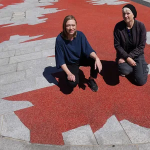 Das Künstlerinnenduo „Missing Icons“ vor der ehemaligen Gestapo-Zentrale an der Stadthausbrücke.