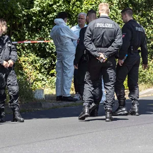 Einsatzkräfte an einem Waldrand