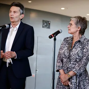 Rolf Mützenich, Vorsitzender der SPD-Bundestagsfraktion, Britta Haßelmann, Fraktionsvorsitzende Bündnis 90/Die Grünen, und Christian Dürr, Vorsitzender der FDP-Bundestagsfraktion, nach der Entscheidung des Deutschen Bundestages zur Streichung des §219a