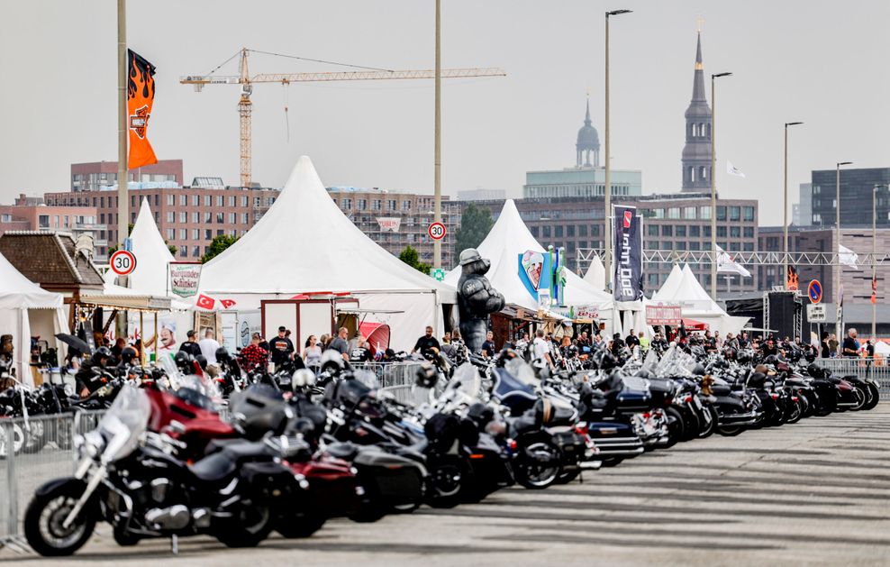 Unzählige Motorräder stehen auf dem Veranstaltungsgelände der Harley Days.