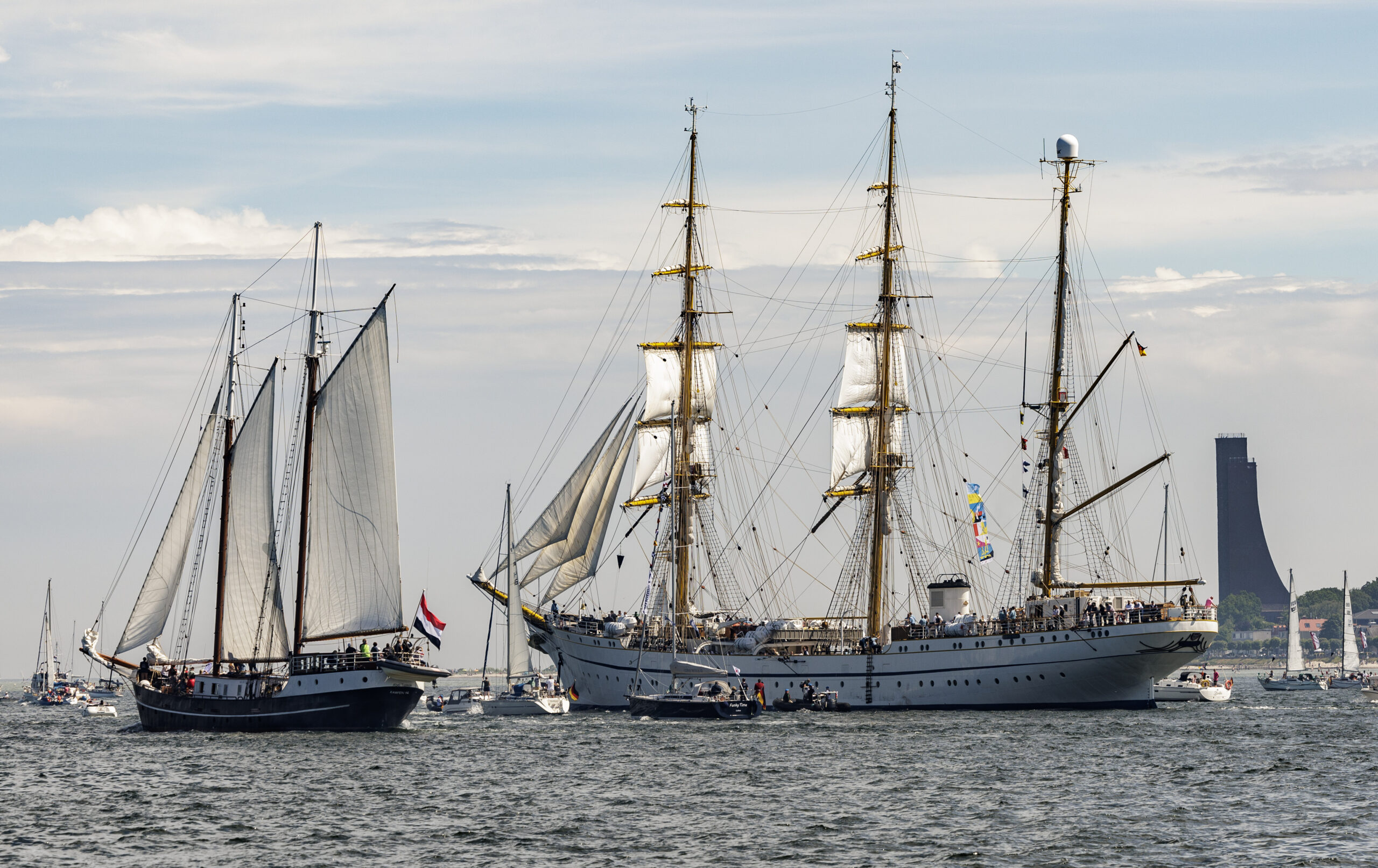 Angeführt vom Segelschulschiff "Gorch Fock" fahren unzählige Boote, Segler und Traditionssegler bei der Windjammerparade der Kieler Woche auf der Förde.