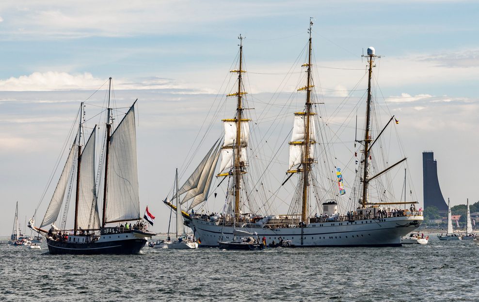 Das Segelschulschiff „Gorch Fock“ führt die Windjammerparade auf der Kieler Woche an (Archivbild).