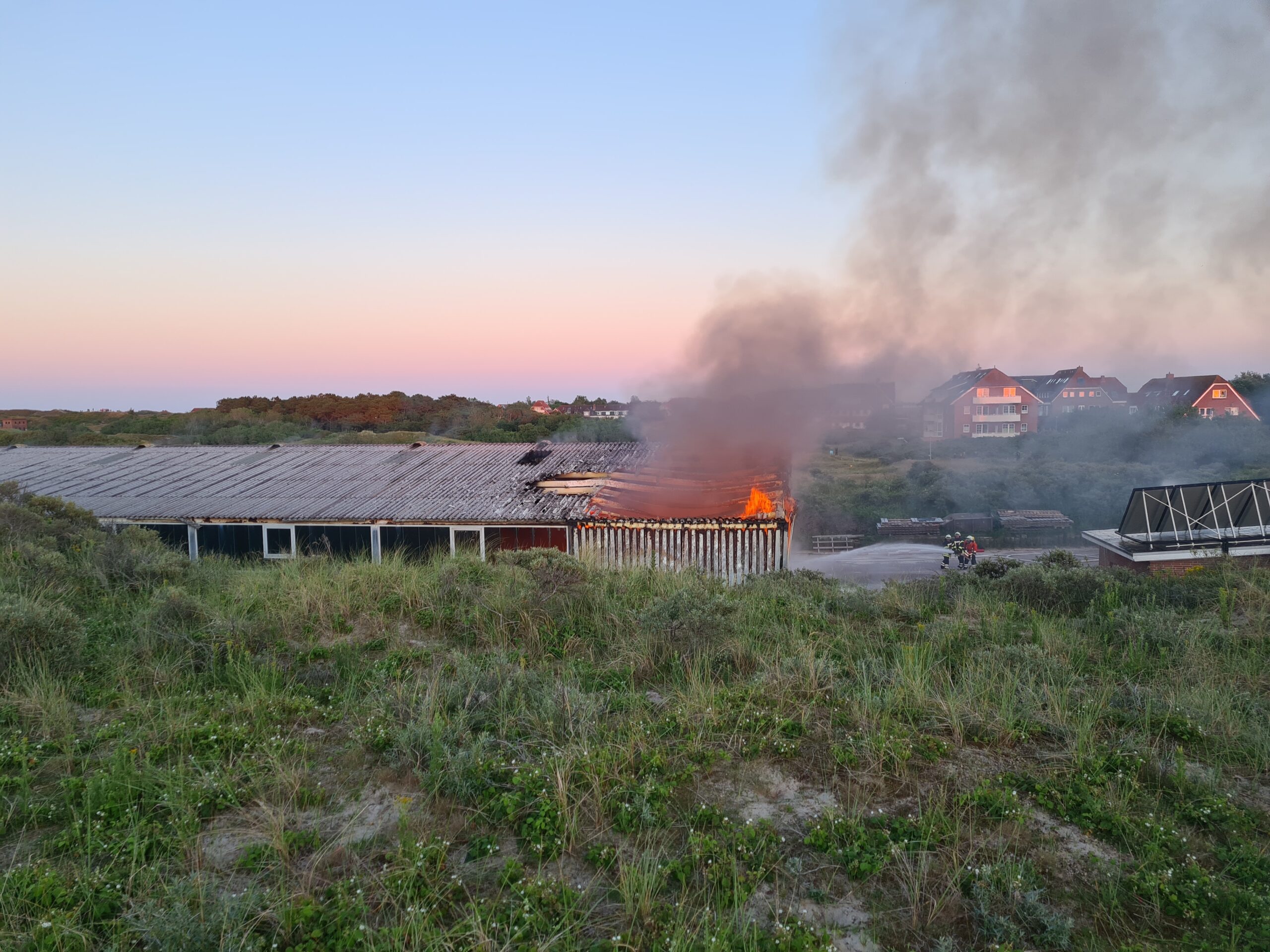Flammen schlugen aus einer Mehrzweckhalle des Bauhofes