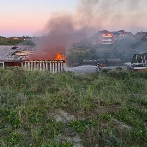 Flammen schlugen aus einer Mehrzweckhalle des Bauhofes