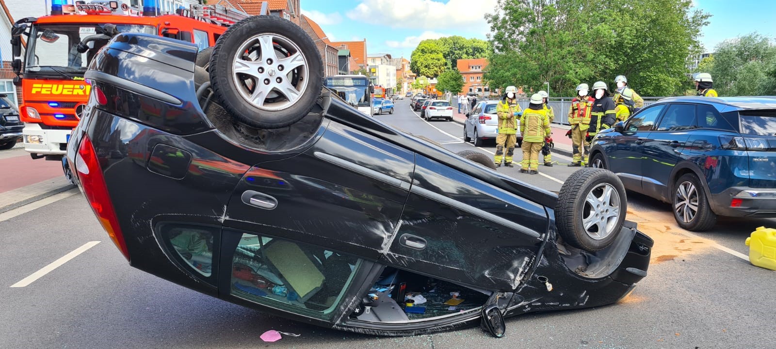 Schwerer Unfall in Stade - Auto überschlägt sich, Fahrerin leicht verletzt