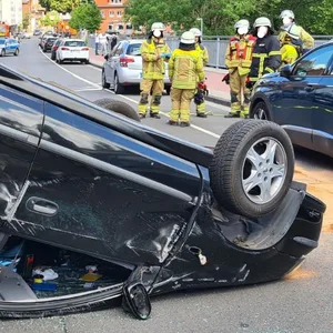 Schwerer Unfall in Stade - Auto überschlägt sich, Fahrerin leicht verletzt